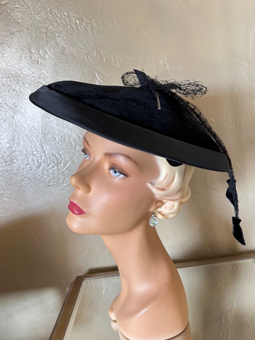 STYLISH 1950s' VELVET CARTWHEEL HAT + SATIN EDGED BRIM, FEATHER & VEILING